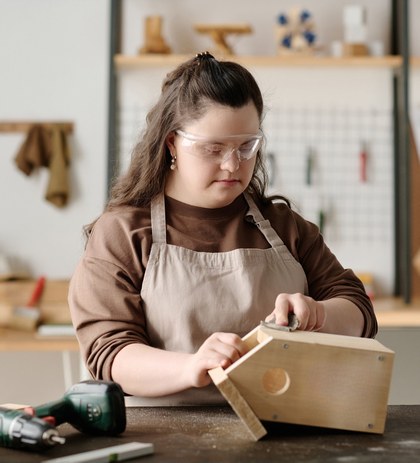 Ilustracja Spes – przekazując 1,5% podatku z&nbsp;programem PITy budujesz niezależność osób z&nbsp;niepełnosprawnością